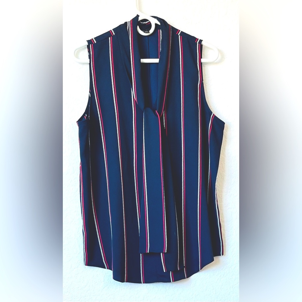 ANN TAYLOR ⭐️Sleeveless V neck, button top, Size L - with long ties at front.